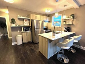 Refrigerador, microondas, horno y parrilla de estufa 