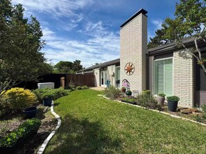 Exterior - Centrally Located Comfortable Home in Plano 3/2 Home – Easy Access to Everything (Plano)