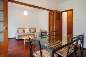 Interior - Central Cascais 1BDR With Balcony Near The Beach (Cascais)