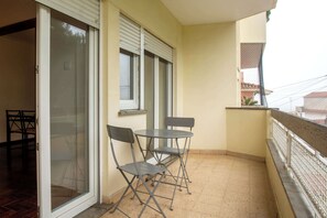Outdoor dining - Central Cascais 1BDR With Balcony Near The Beach (Cascais)