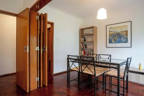 Dining - Central Cascais 1BDR With Balcony Near The Beach (Cascais)