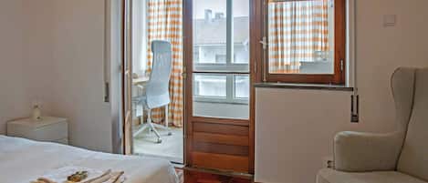 1 habitación y tabla de planchar con plancha