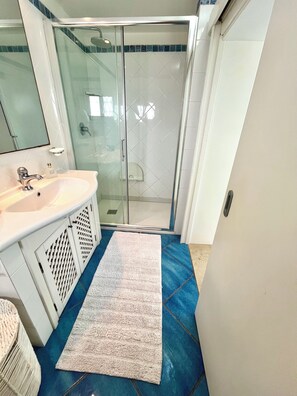 Haartrockner, Bidet, Handtücher, Seife