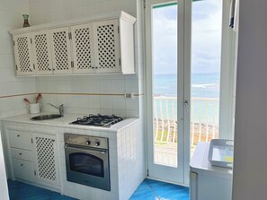 Fridge, oven, stovetop, coffee/tea maker
