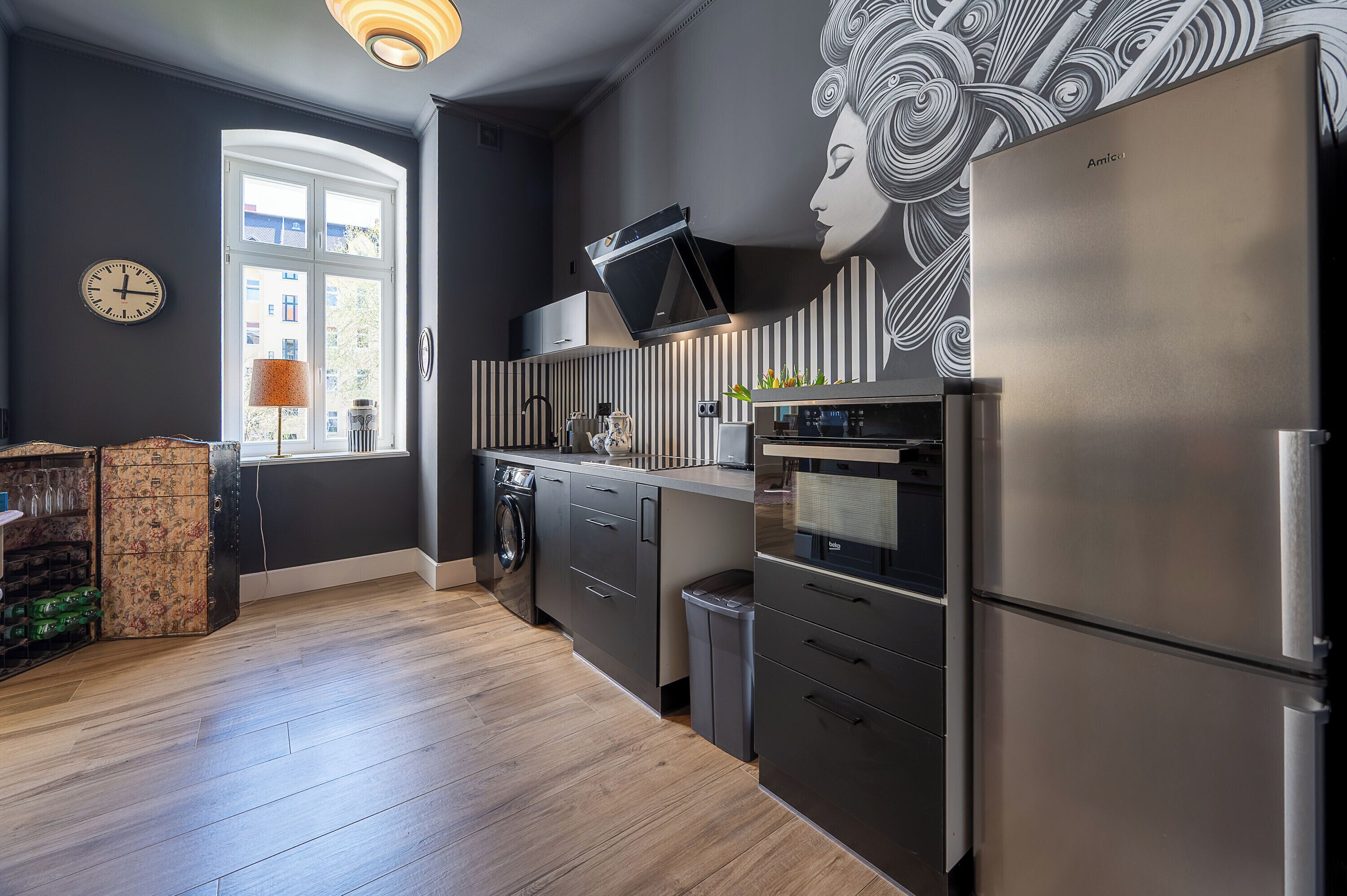 Mikrobølgeovn, kogeplade, opvaskemaskine