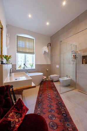 Een haardroger, een bidet, handdoeken, zeep