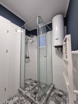 Secadora de cabello, toallas, jabón, papel de baño 