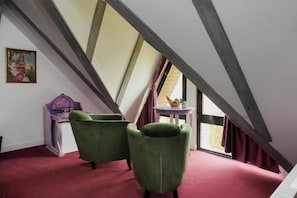 Kahden hengen standard-huone, 1 keskisuuri parisänky | Tallelokero huoneessa, työpöytä, silitysrauta/-lauta, ilmainen Wi-Fi