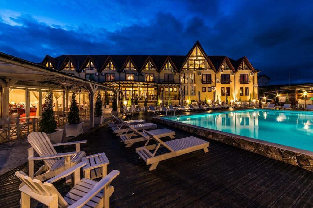 Seasonal outdoor pool, open 9:00 AM to 7:00 PM, pool umbrellas