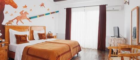 Una camera da letto con un grande letto, una testiera in legno e una decorazione a tema cavallo.