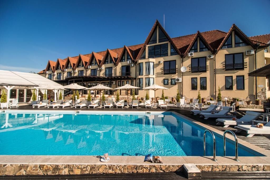 Sesongbasert utendørsbasseng, bassengparasoller og solsenger