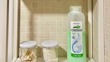 Doccia, asciugacapelli, asciugamani, sapone