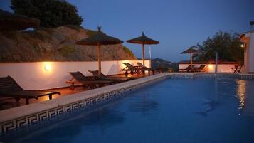 Una piscina al aire libre de temporada