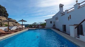 Piscine extérieure (ouverte en saison)