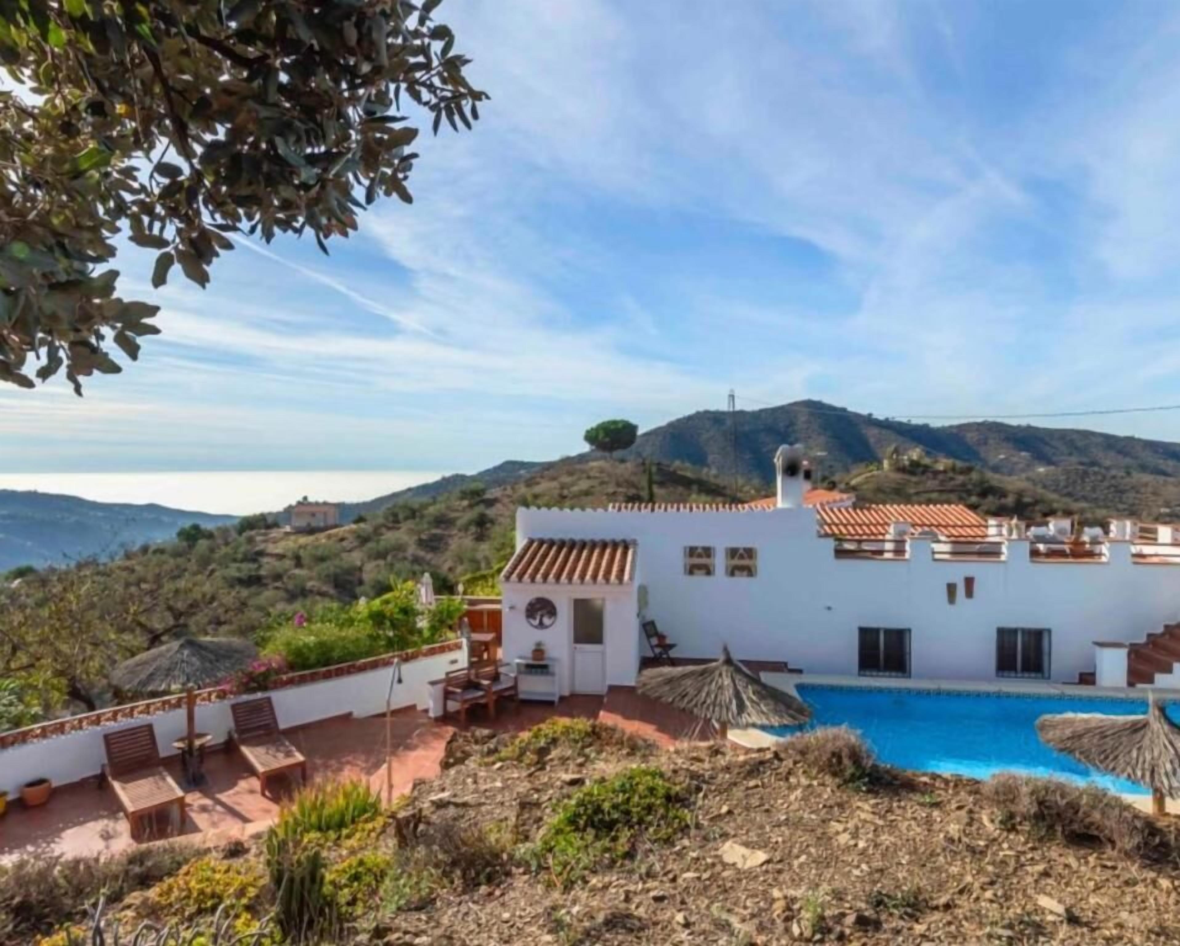 En säsongsöppen utomhuspool