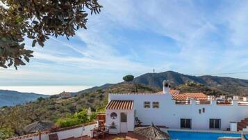 En säsongsöppen utomhuspool