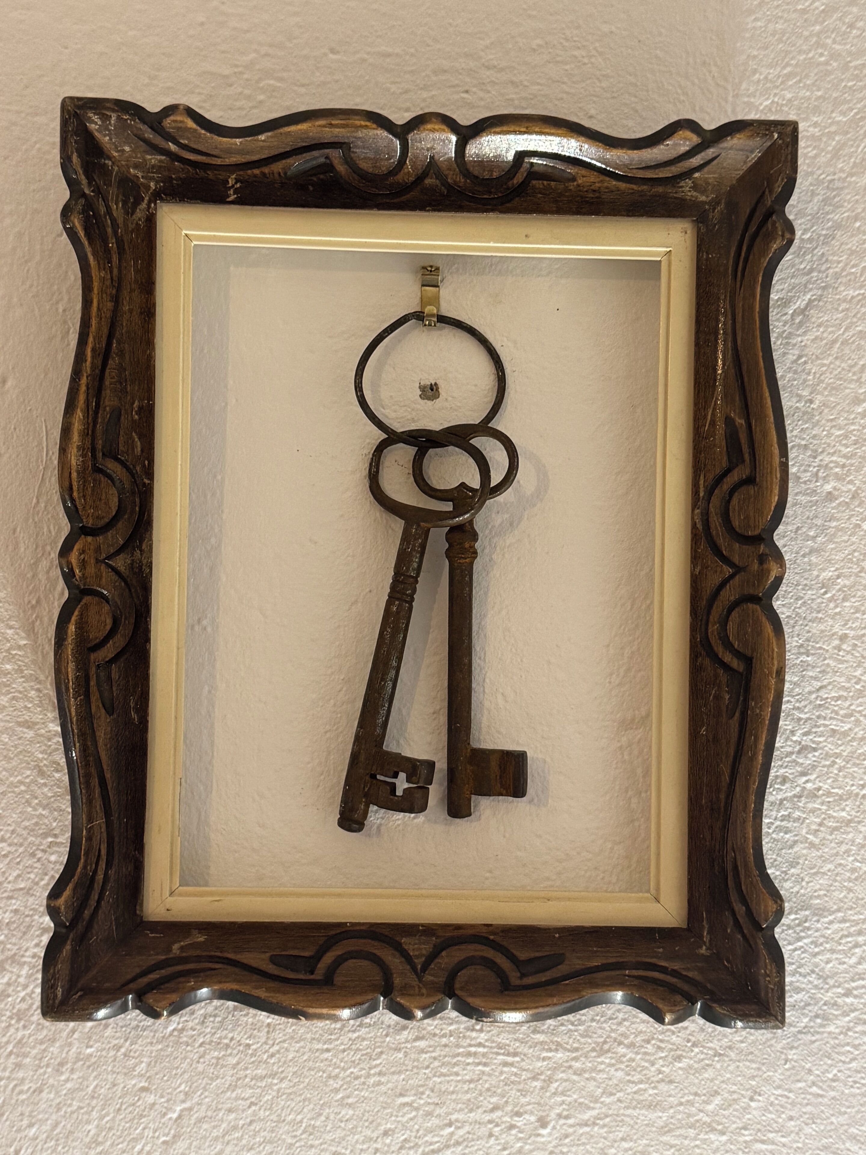 Une clé encadrée, ornée d’une bordure décorative.