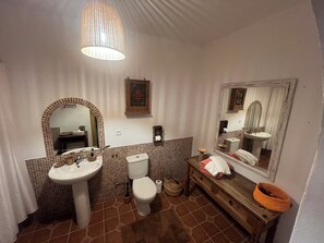 Habitación Confort doble, vistas a la piscina | Baño | Secador de pelo, toallas, jabón y champú