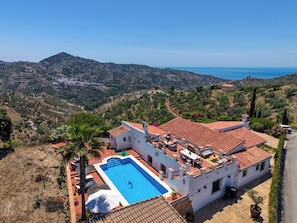 A villa with a swimming pool, terraced gardens, and a view of the sea. - Casa Azafranes Boutique B&B (Arenas)
