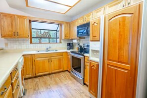 Geladeira, micro-ondas, fogão, cooktop