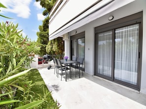 Leilighet, 3 soverom, terrasse | Utendørsservering