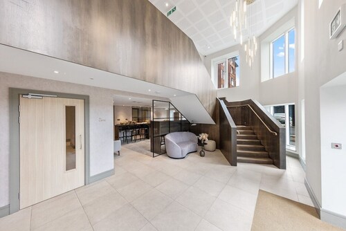Comfy 2 BR+ Free Parking Gym, Game Rooms, & Cinema