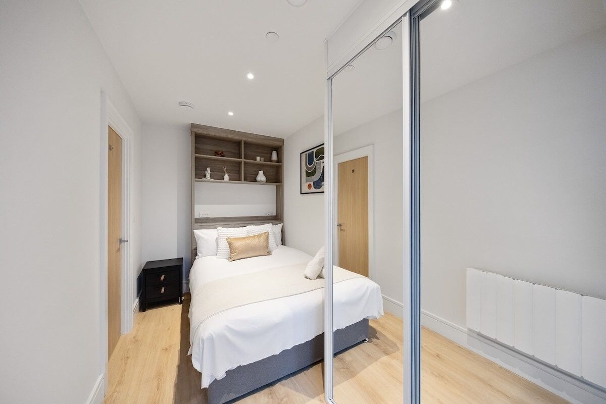 2 bedrooms, iron/ironing board, internet, bed sheets