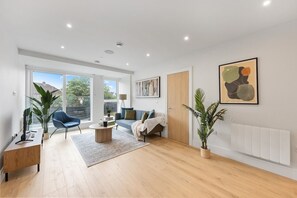 TV - Lovely & Scenic 2-Bedrooms Flat (Greater London)