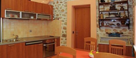 Fridge, oven, stovetop, coffee/tea maker