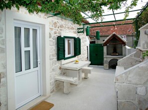 Outdoor dining - Menego Lodge Bol - Holiday Home with Terrace (Bol)