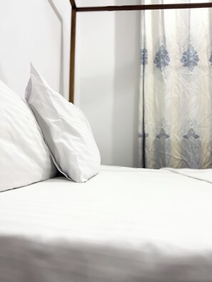 3 bedrooms, iron/ironing board, WiFi, bed sheets