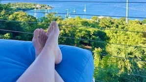 Ein Balkon mit Blick auf das Meer und Segelboote.