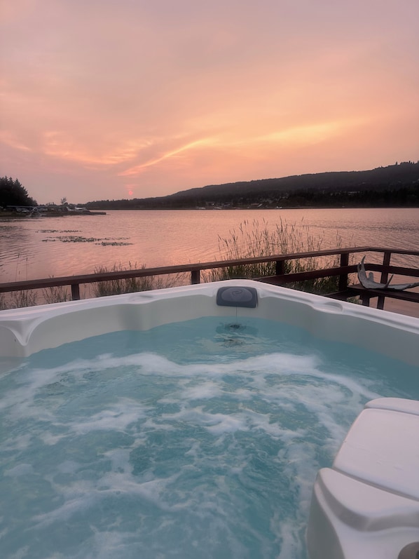 A hot tub with a view of a lake and hills during sunset. - Brooks Falls, Homer Floatplane Lodge (Homer)