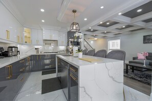 Luokittelematon kuva, 4 kautta 22, painike