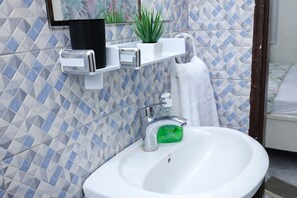 Serviettes fournies, papier toilette