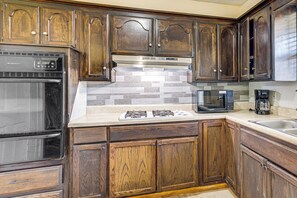 Fridge, microwave, stovetop, dishwasher - 8 Mi to Bricktown Fun: Quiet Family Retreat (Oklahoma City)