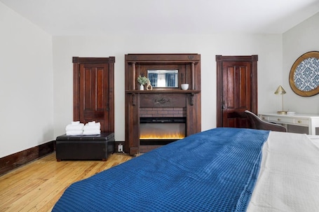 3 bedrooms, desk, iron/ironing board, free WiFi. Restored Family Homestead, A Cozy Bristol Retreat
