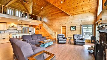 Télévision, cheminée, table de tennis de table, livres