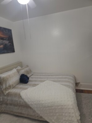 3 bedrooms, iron/ironing board, WiFi, bed sheets - The cozy house (Allen Park)