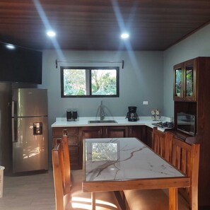 Geladeira, micro-ondas, cooktop, cafeteira/chaleira