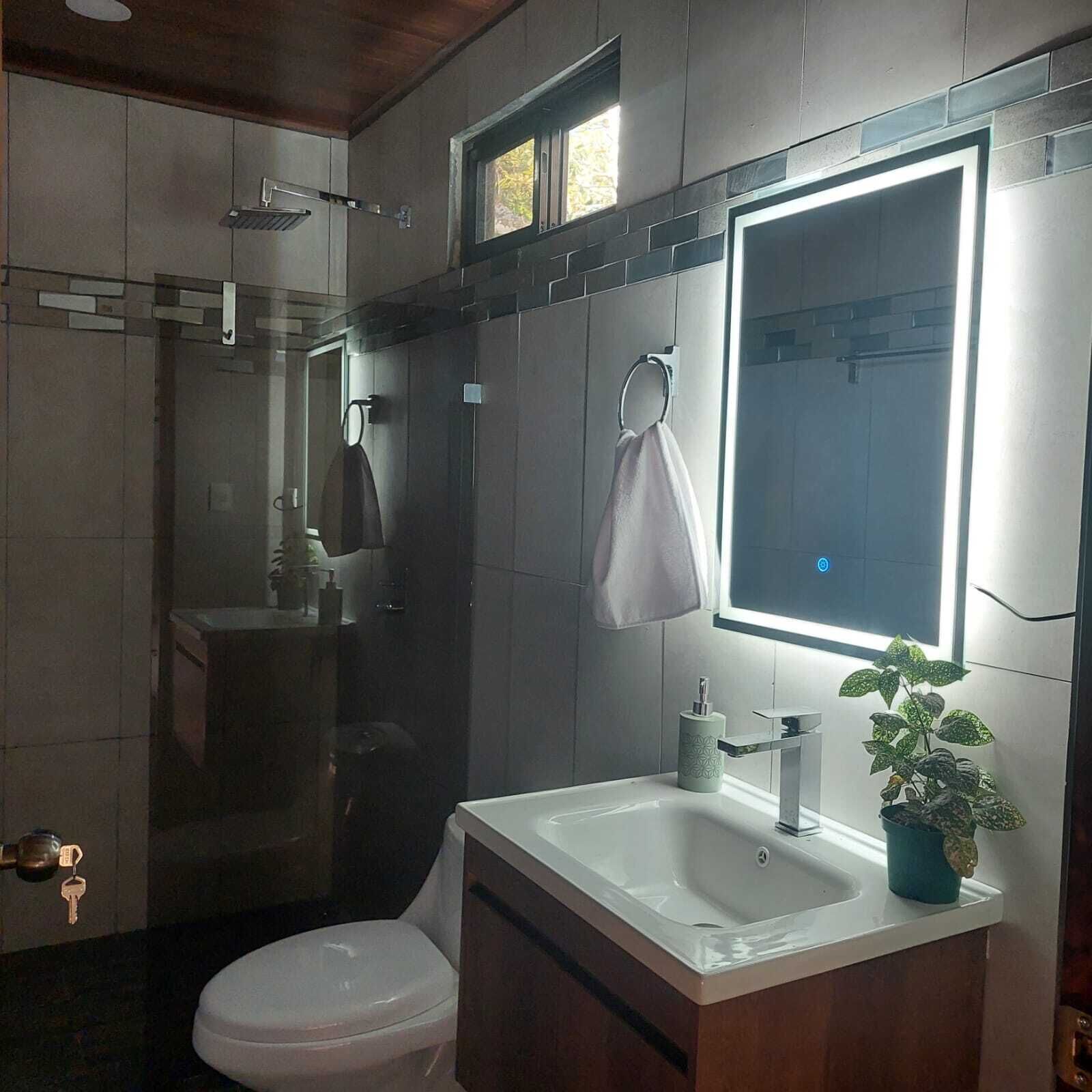 Een douche, handdoeken, zeep, toiletpapier
