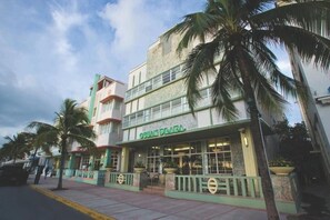 Exterior -  Excellent South Beach location Restaurants, Shopping, Beach Internet & Fitness. (Miami Beach)