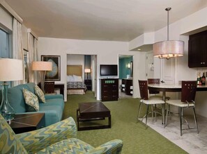 Living area - Excellent location-restaurants, shopping & beach.  Kitchen, Internet & Fitness. (Miami Beach)