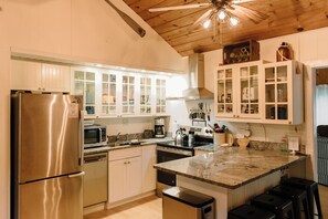 Microwave, oven, stovetop, dishwasher - Lake Retreat - Sleeps 18 - Beach & Lake Access (South Haven)