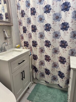 Séchoir à cheveux, serviettes fournies, savon, papier de toilette