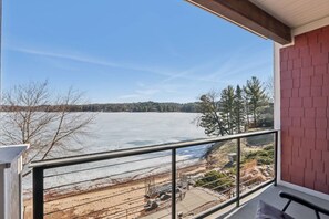 Property grounds - Jane`s View of the Beach, a waterfront condo (Wisconsin Dells)