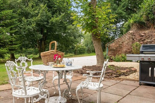 Idyllic Waterside Georgian Cottage