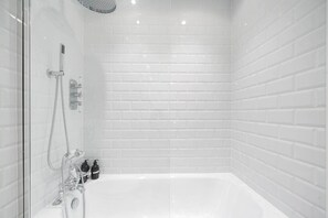 Soap, toilet paper - Idyllic Waterside Georgian Cottage (Halberton)