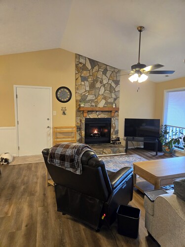 Cozy and comfy condo conveniently located near Fort Bragg and the mall area.