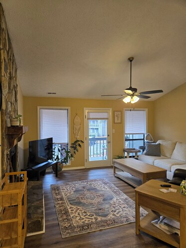 Cozy and comfy condo conveniently located near Fort Bragg and the mall area.